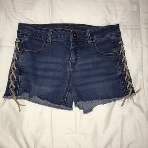 Side detailed denim shorts